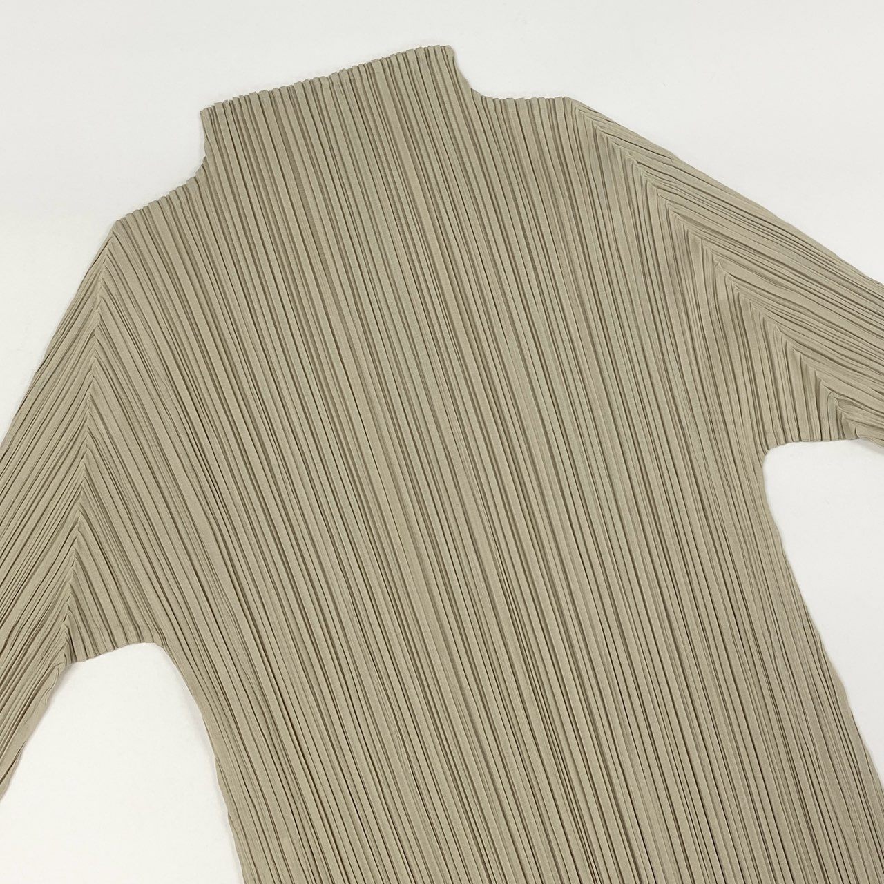 75i8 PLEATS PLEASE ISSEY MIYAKE プリーツプリーズ イッセイミヤケ 日本製 ハイネック プリーツカットソー 長袖 トップス プルオーバー PP33-JK182 3 ライトベージュ レディースo07t