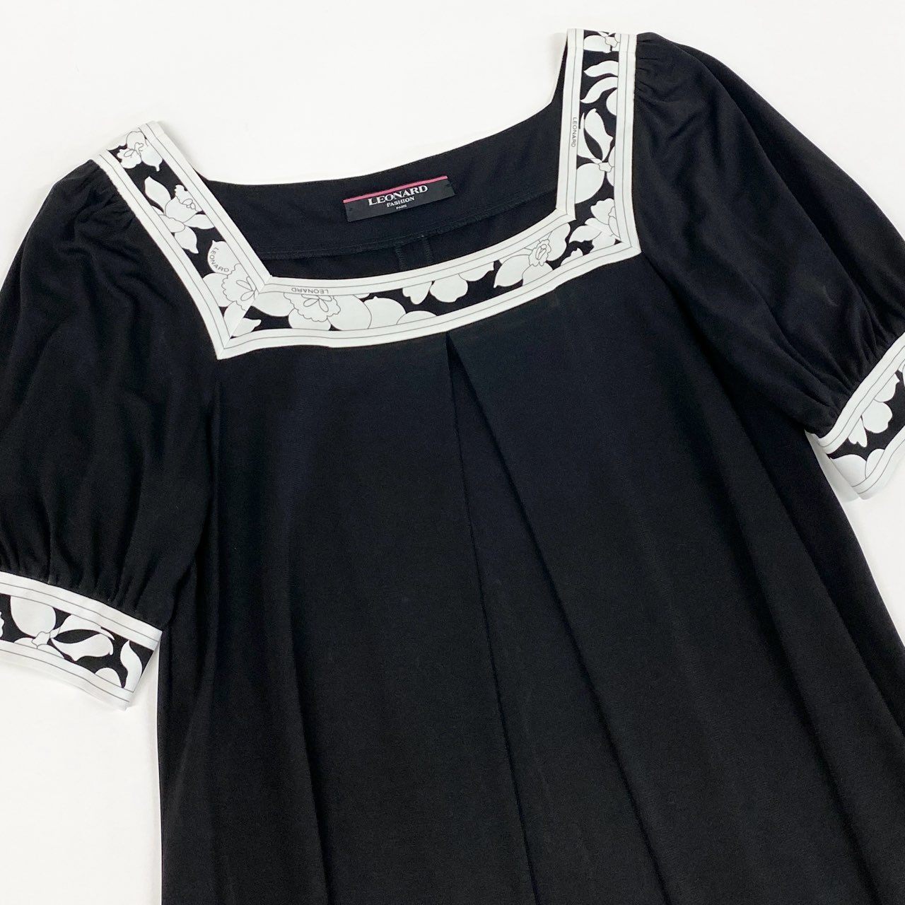 36a7 LEONARD レオナール 半袖ワンピース 膝丈ワンピース スクエアネック 美しい花柄プリント カンカン素材 Lサイズ ブラック ホワイト レディースu02t