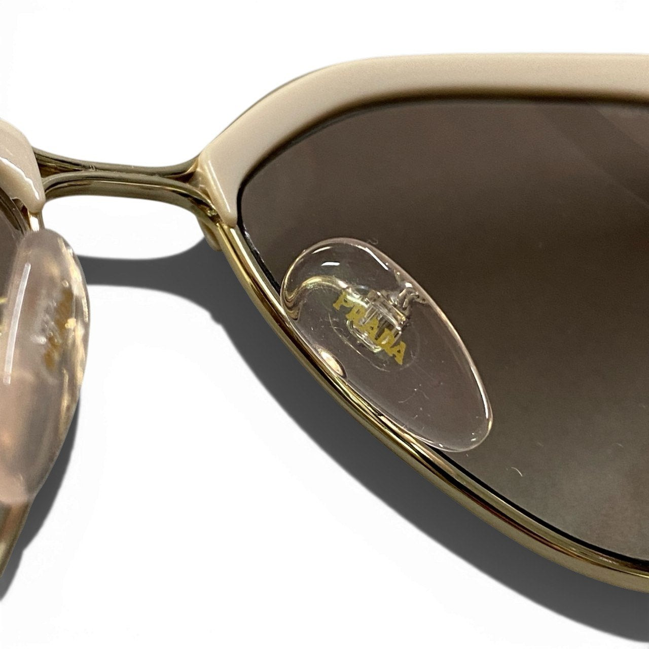 b15 PRADA プラダ ロゴ サングラス アイウェア SPR56T 57□16 アイボリー レディースta1