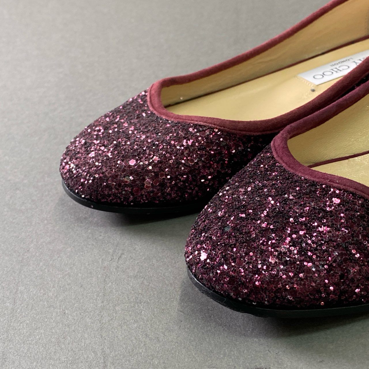 4d16 《美品》 JIMMY CHOO ジミーチュウ グリッター フラットシューズ 38 ピンク スエード イタリア製 パンプス メタルプレート