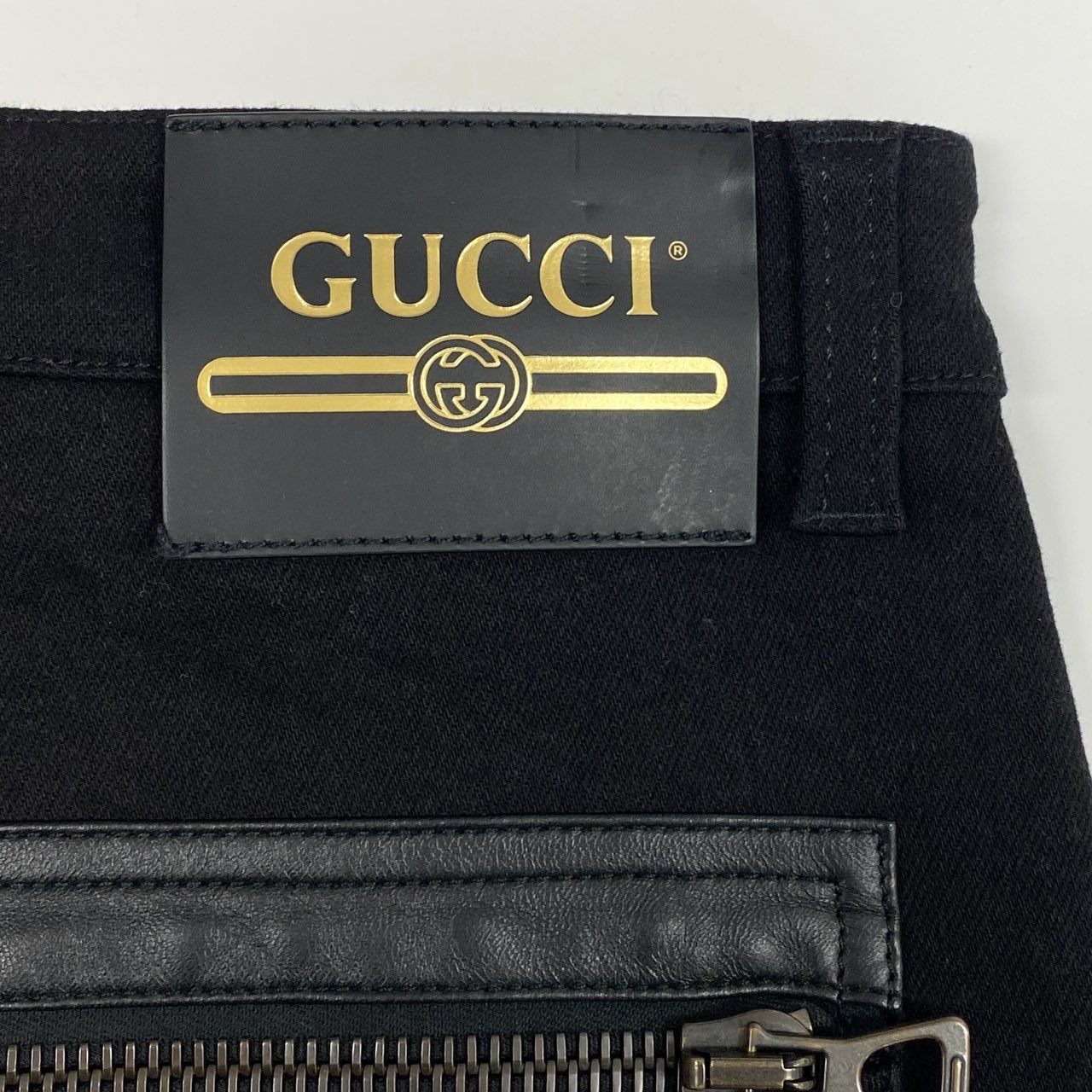 55L23【美品】GUCCI グッチ ジップディテールスティラップトラウザーズ デニムパンツ ボトム スキニー 26サイズ ブラック レディースo07t