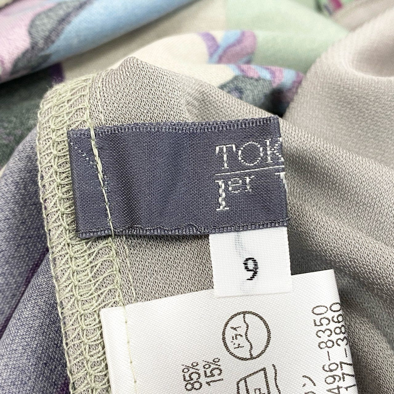 64k19 TOKUKO 1er VOL トクコプルミエヴォル ロングスリーブカーディガン ジャケット 花柄プリント くるみボタン レディース 女性用 9 グレージュu02t