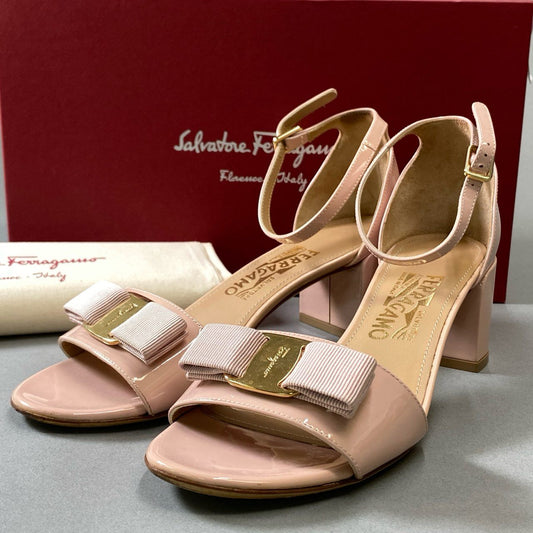 6j16《美品》 Salvatore Ferragamo サルヴァトーレ フェラガモ VARA ヴァラリボン アンクルストラップ エナメルサンダル 6 1/2 ピンク パテントレザー シューズ 箱付きt18r