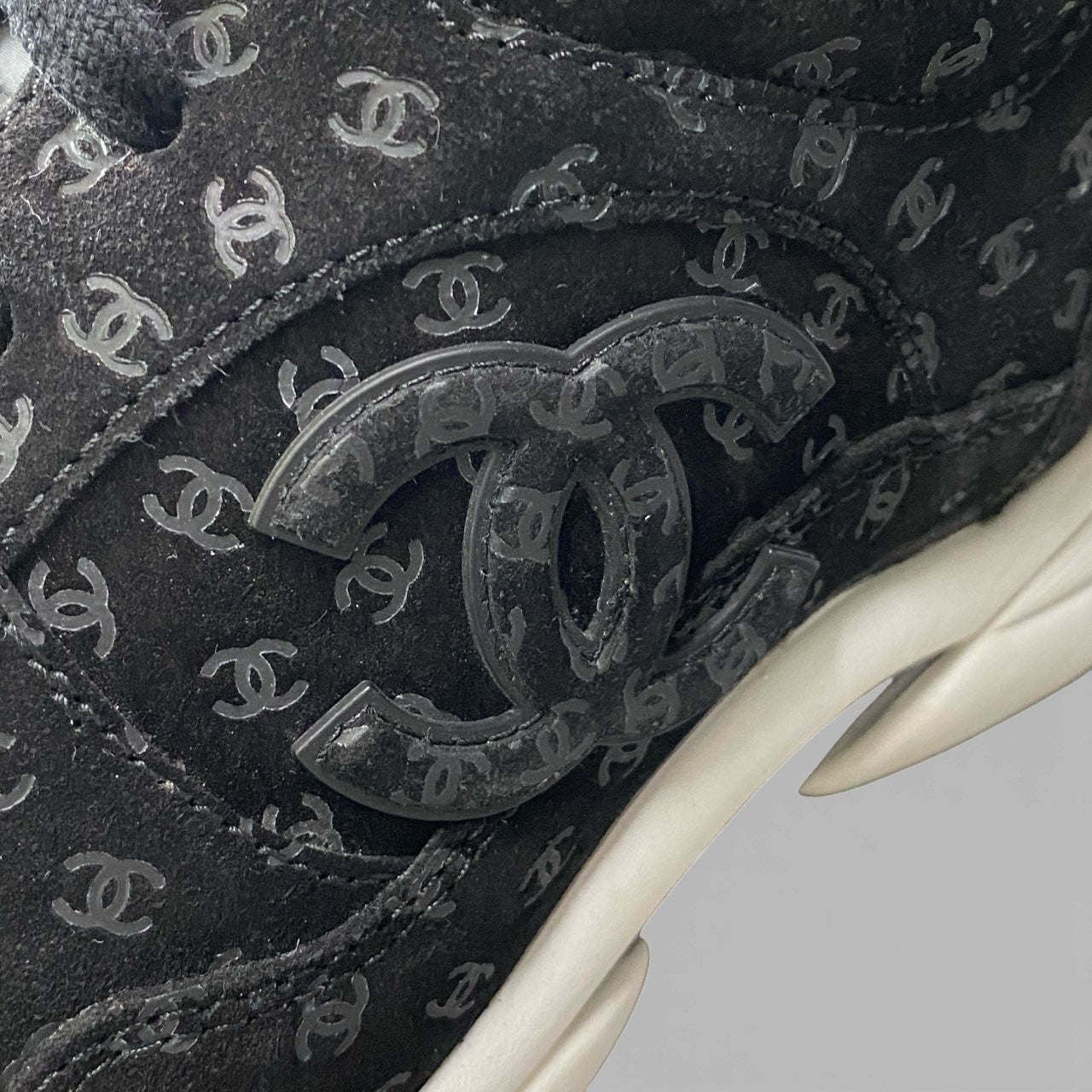 4b2 【美品】CHANEL シャネル G39232 2022AW ココマーク スニーカー サイズ42(26cm相当)  レディース メンズ着用可 靴 ALL Over Cc Logo Low Top Sneakerta1