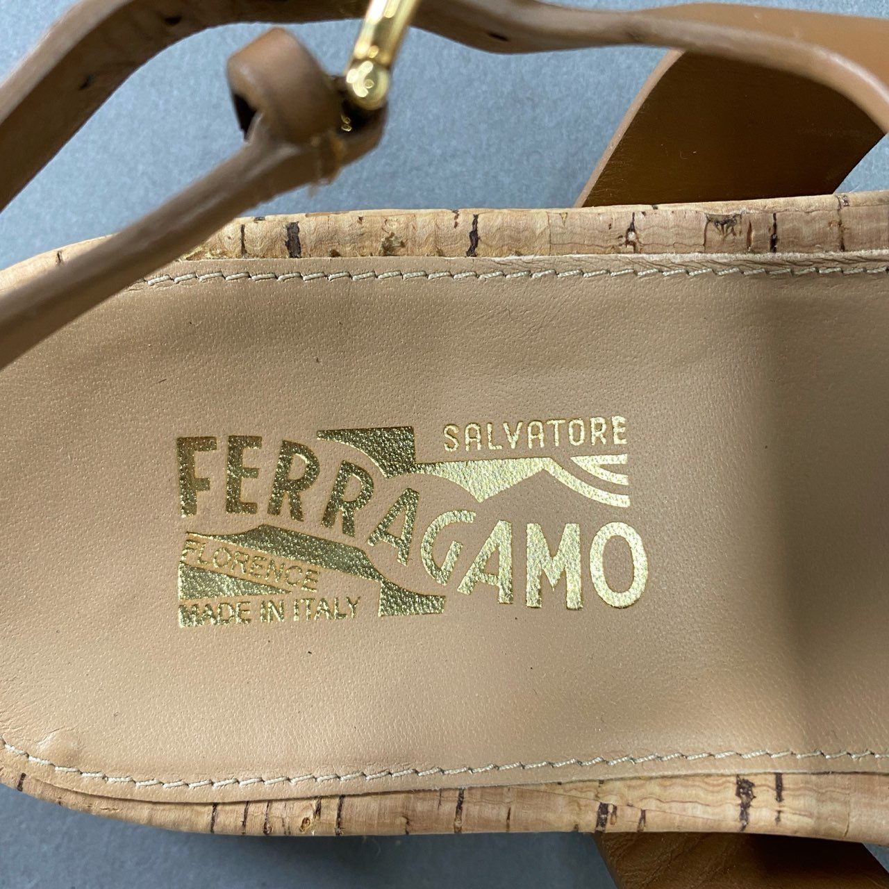 1f20 《美品》 Salvatore Ferragamo サルヴァトーレフェラガモ レザーサンダル カービング ストラップサンダル 8 M ベージュ レザー レディース