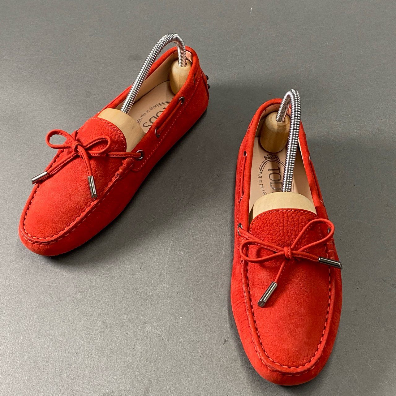 1f11 【イタリア製】TOD'S トッズ サイズ37 レッド ヌバックレザー ドライビングシューズ ローファー リボン レザージュース レディース 女性用 靴