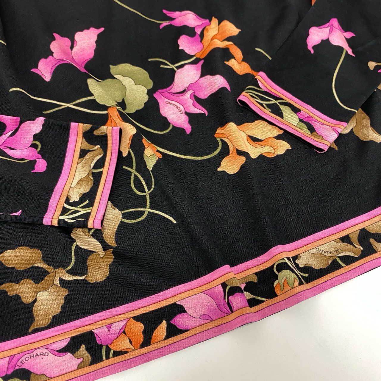 19k10 LEONARD レオナール 長袖カットソー クルーネック 花柄 トップス 0389144 Mサイズ ブラック レディースu02t