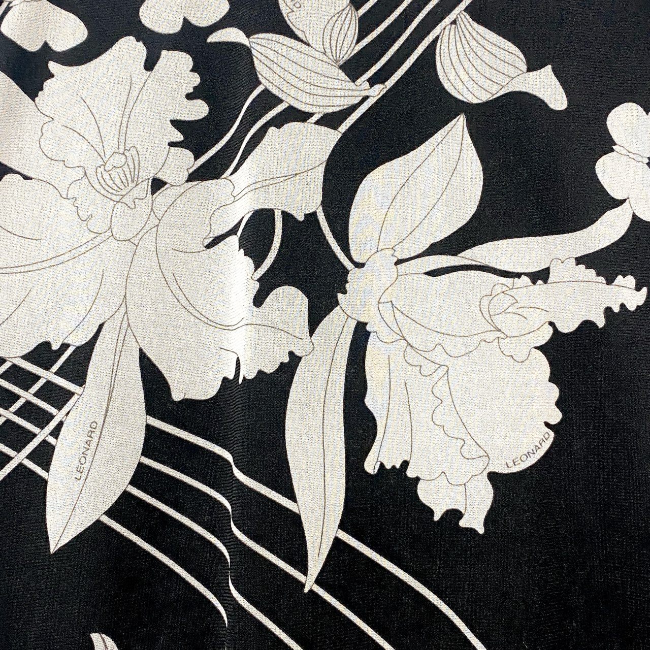 73c13 LEONARD レオナール カンカン素材 美しい花柄プリント フレアスカート 膝丈スカート 73 モノトーン レディースu02t