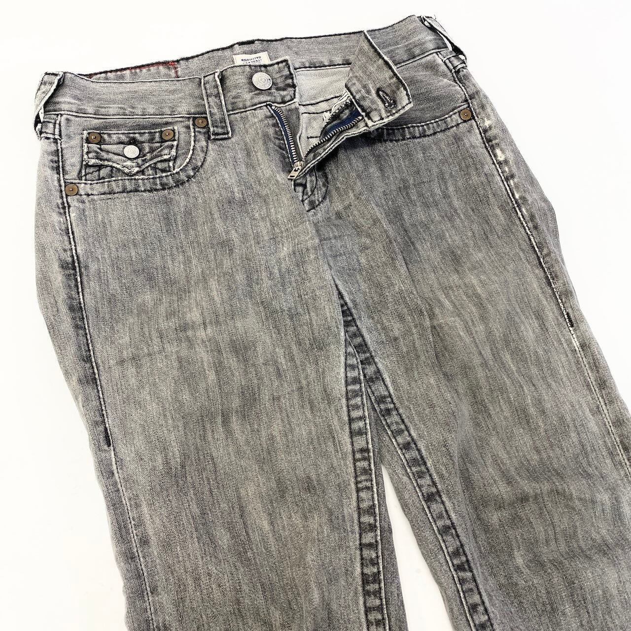 69d30 米国製 TRUE RELIGION トゥルーレリジョン RICKY ストレートフィットデニム デニムパンツ ひ型マーク 馬蹄  ROW30/SEAT33 グレー系 コットン100％ メンズ 紳士服u02t