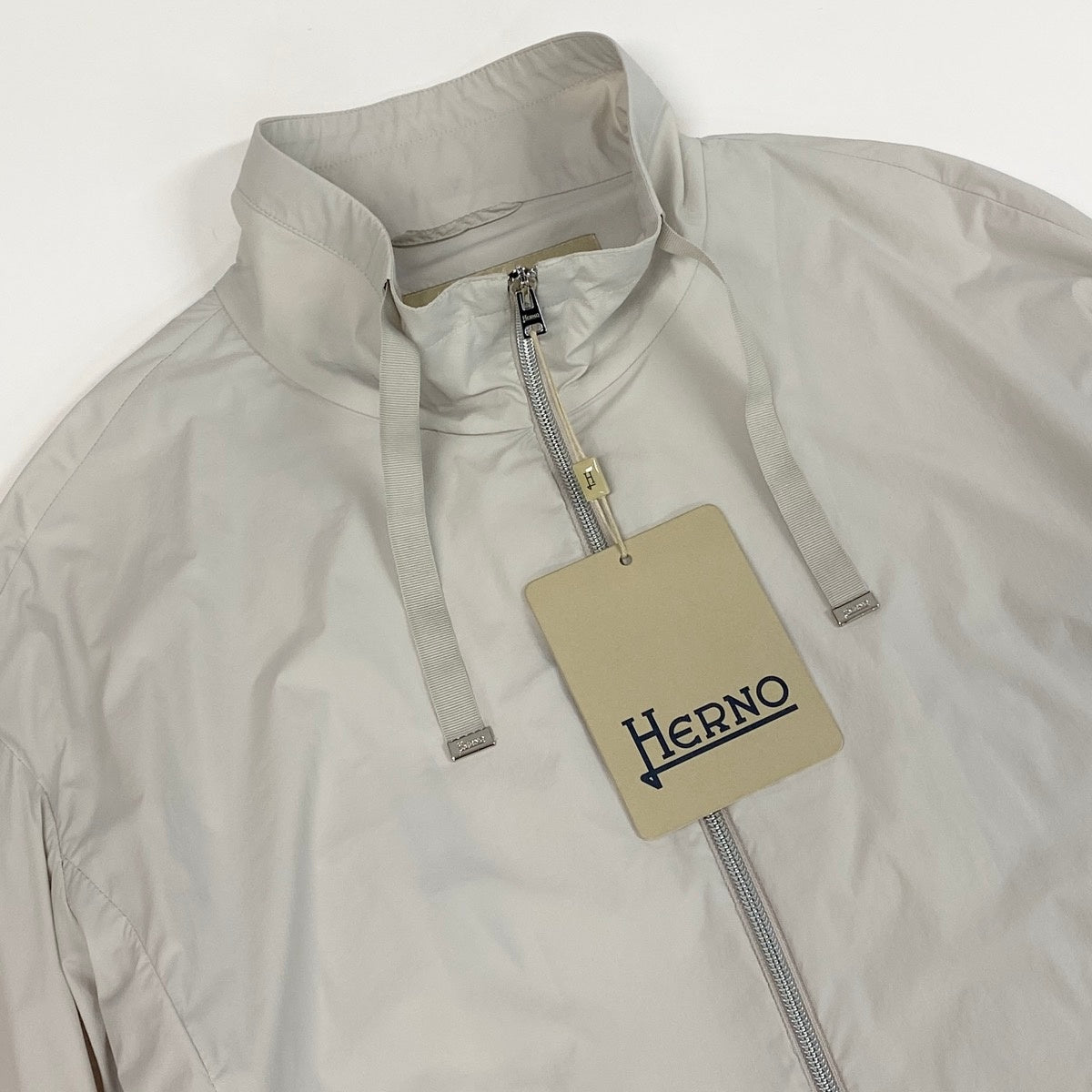 9f5 【未使用タグ付】 HERNO ヘルノ ナイロンジャケット フーデッドジャケット 軽量 サイズ40 ライトグレー レディース 女性服u02t