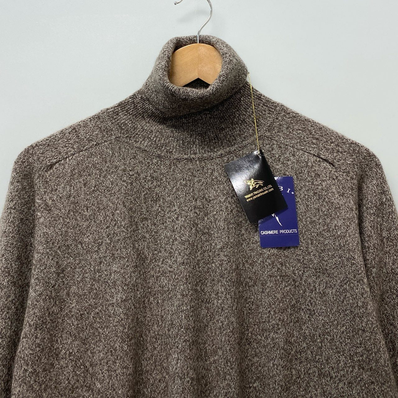 76a28 【新品保管品】GOBI ゴビ カシミヤハイネックニットセーター カシミア トップス モンゴル製 Lサイズ ブラウン カシミヤ100％ メンズ 男性用u02t