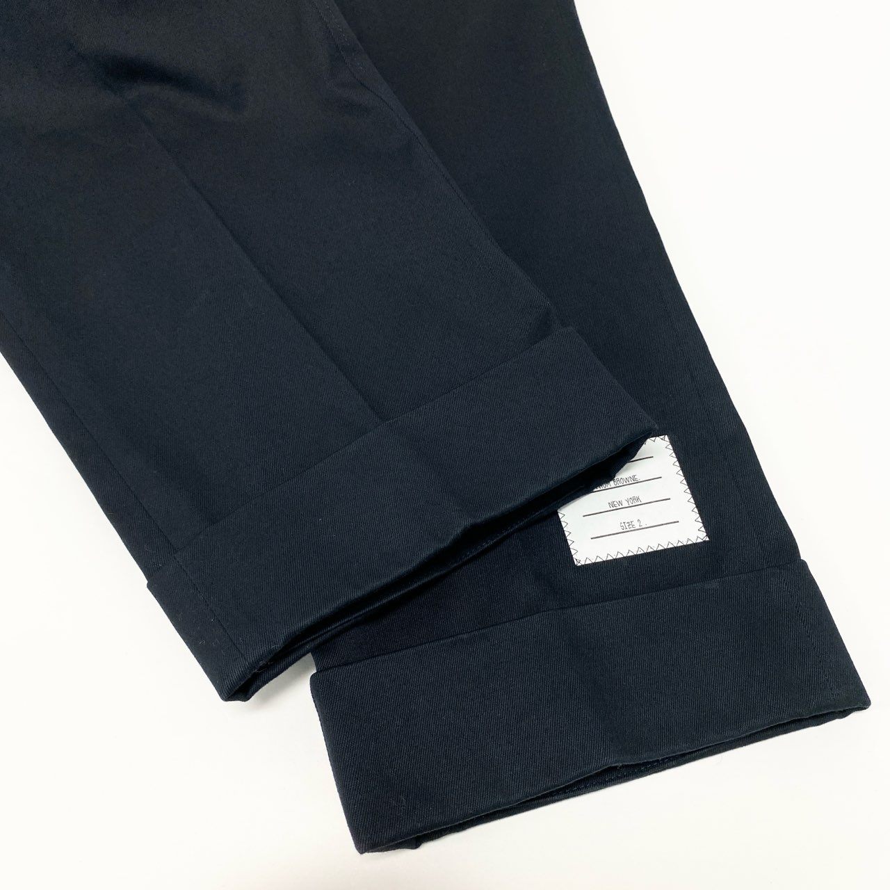 Mb23 THOM BROWNE トムブラウン コットン ツイン 4BAR チノ トラウザー ネームタグ アップリケ MTU245A-03788415 2サイズ ネイビー コットン100％ メンズ 男性用u02t