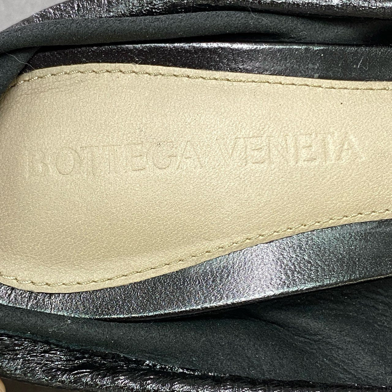 1k6 【極美品】BOTTEGA VENETA ボッテガヴェネタ ゴールドバックル ローヒール レザーパンプス サイズ35 ブラック レザー レディース 女性用 吐き口ゴム仕様