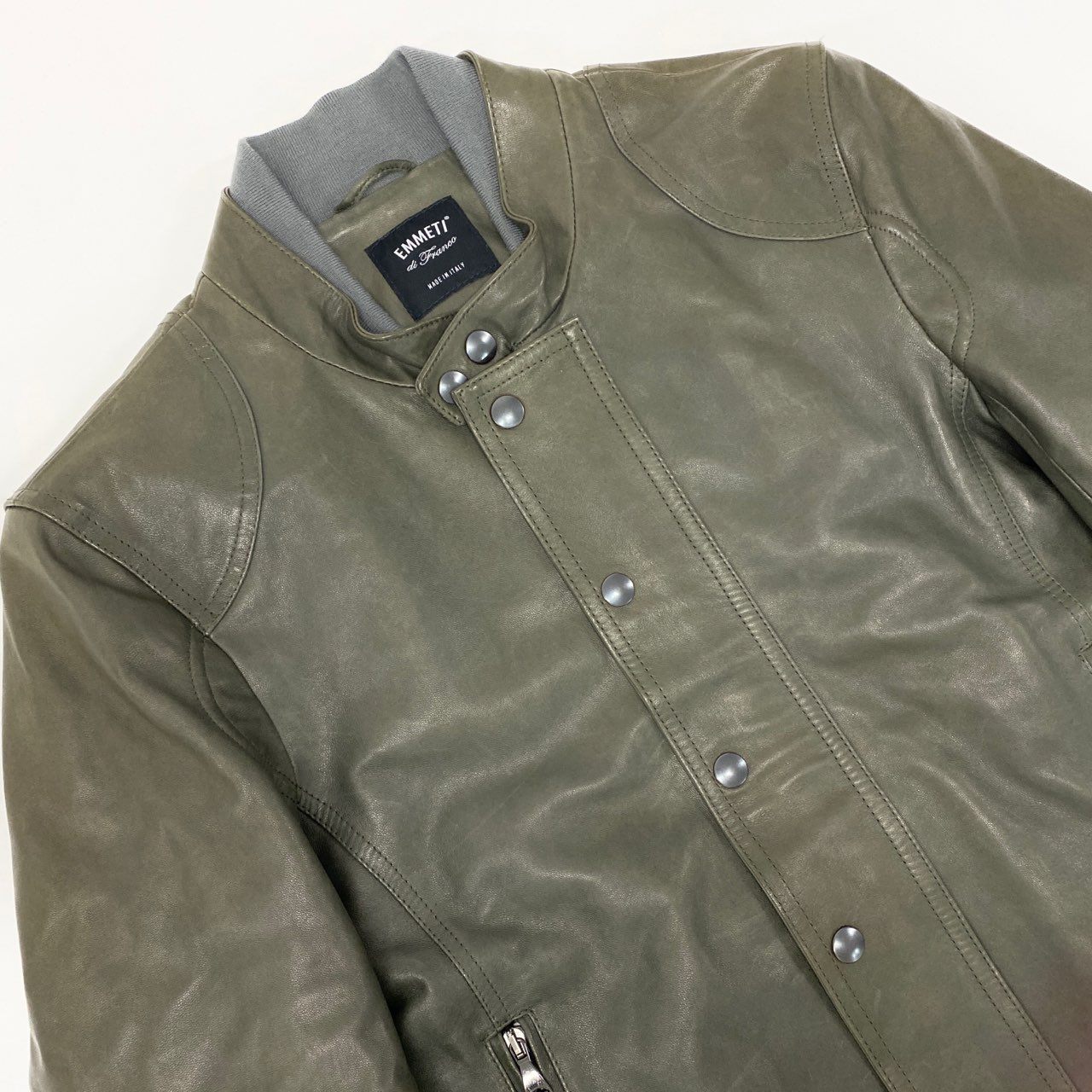 77L8 EMMETI di Franco エンメティ イタリア製 レザー ジャケット シングルライダースジャケット 重ね襟 本革 ラムスキン メンズ 紳士服 46 カーキu02t