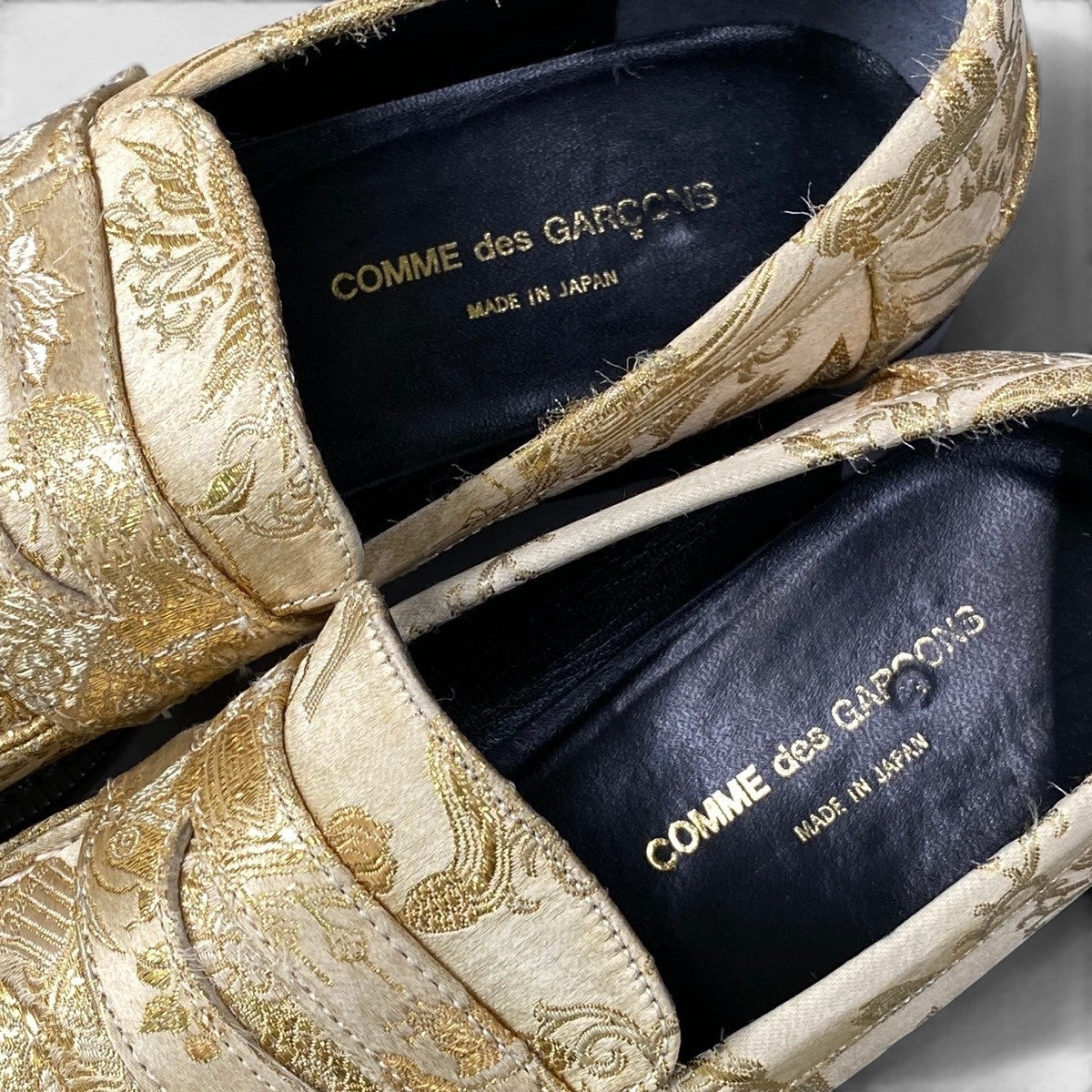 f24 COMME des GARCONS ローファー シューズ 和柄 着物 23 1/2サイズ ゴールド メンズ 男性用o07t