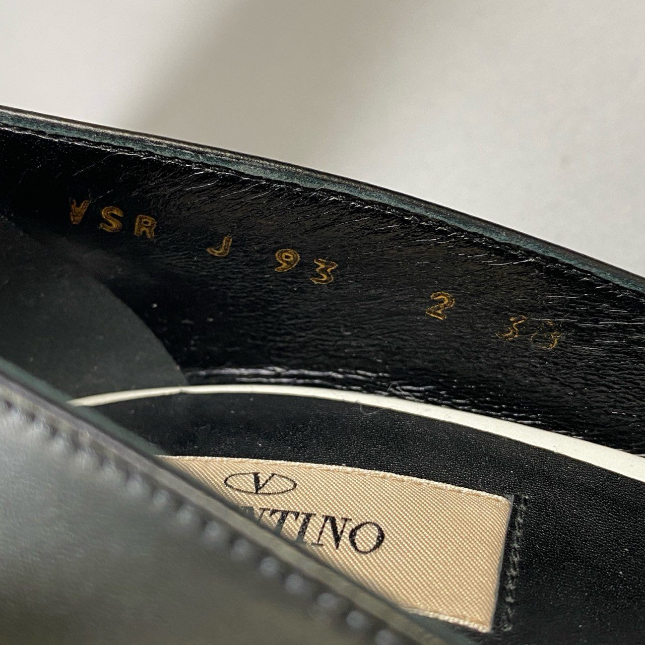 3i30 《極美品》 VALENTINO VLTN ヴァレンティノ ロゴパンプス ハイヒール  ポインテッドトゥ  38サイズ ブラック レザー レディースt18r