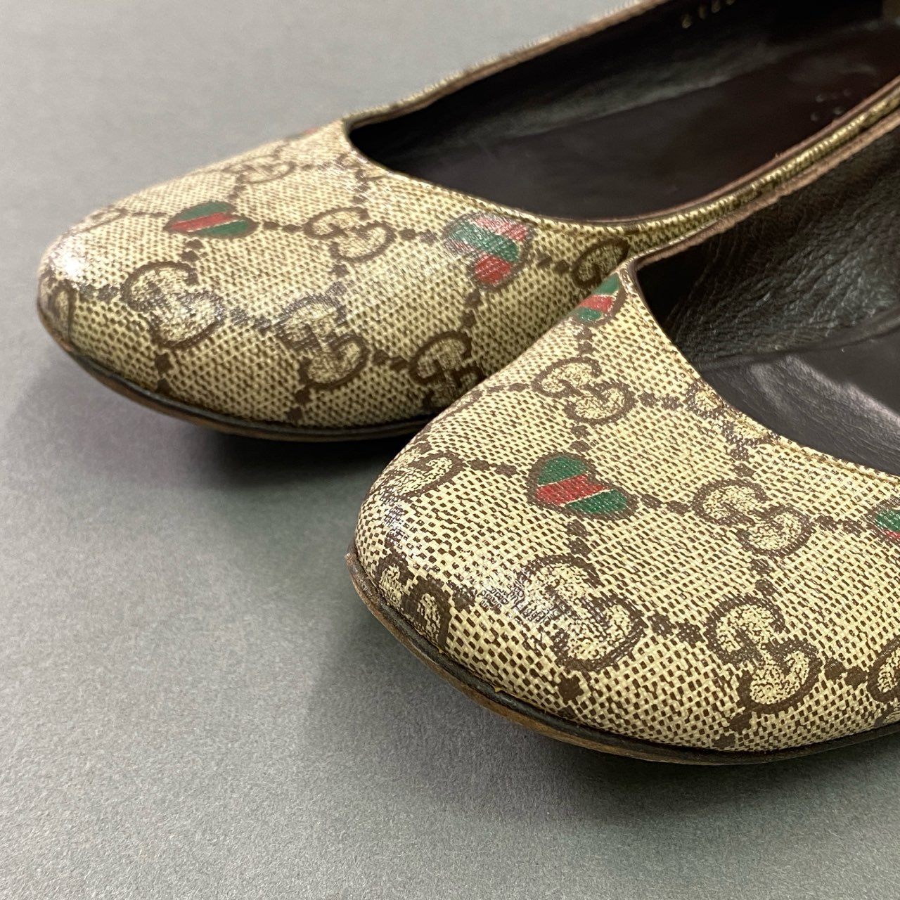 3k29 GUCCI グッチ イタリア製 フラットパンプス GGロゴ 総柄 ハート柄 215656 37 ベージュ系 レディース