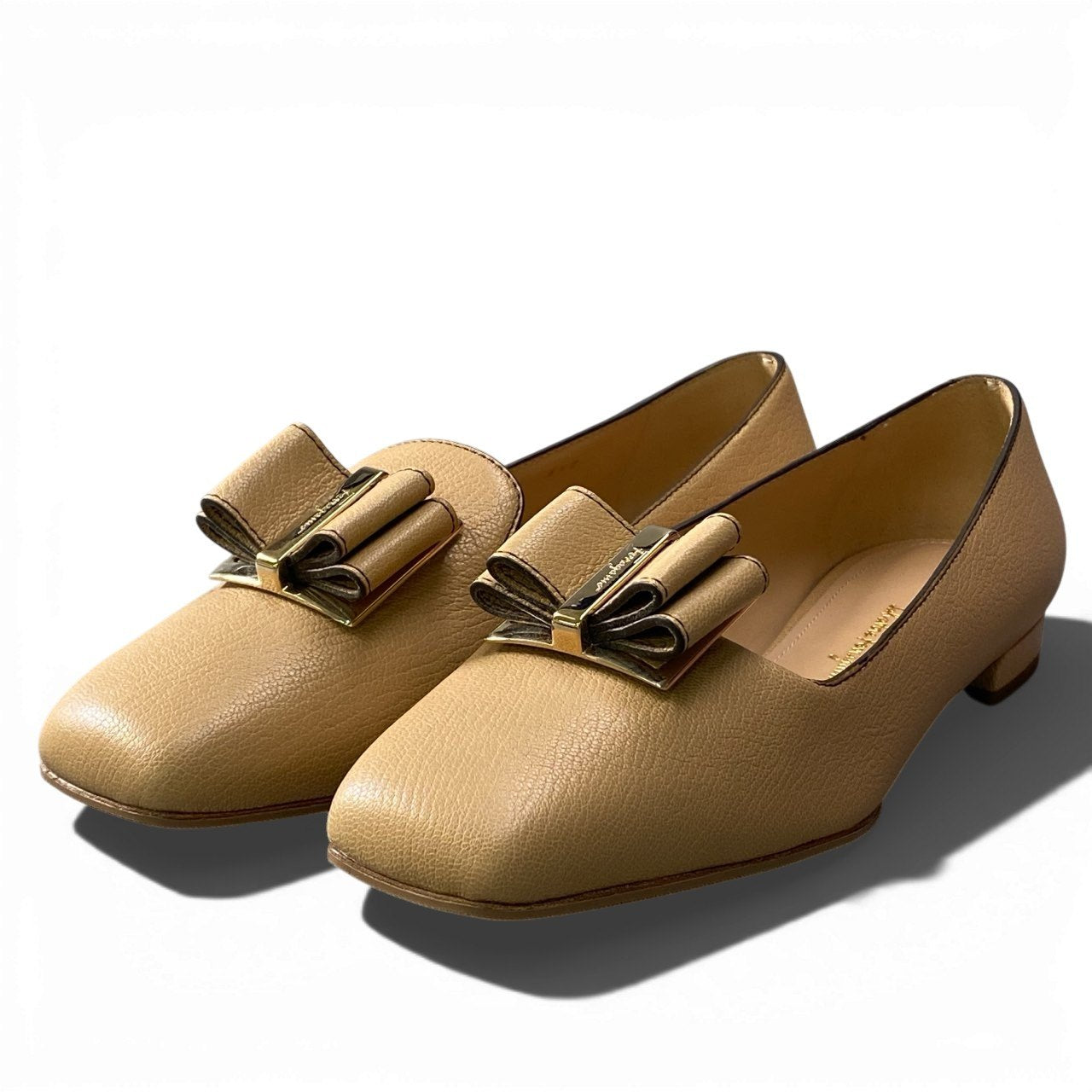 3b2【極美品】 Salvatore Ferragamo サルヴァトーレフェラガモ ヴァラリボン フラットシューズ スクエアトゥ レザー レディース 女性靴 6 1/2 ベージュ leatheru02t