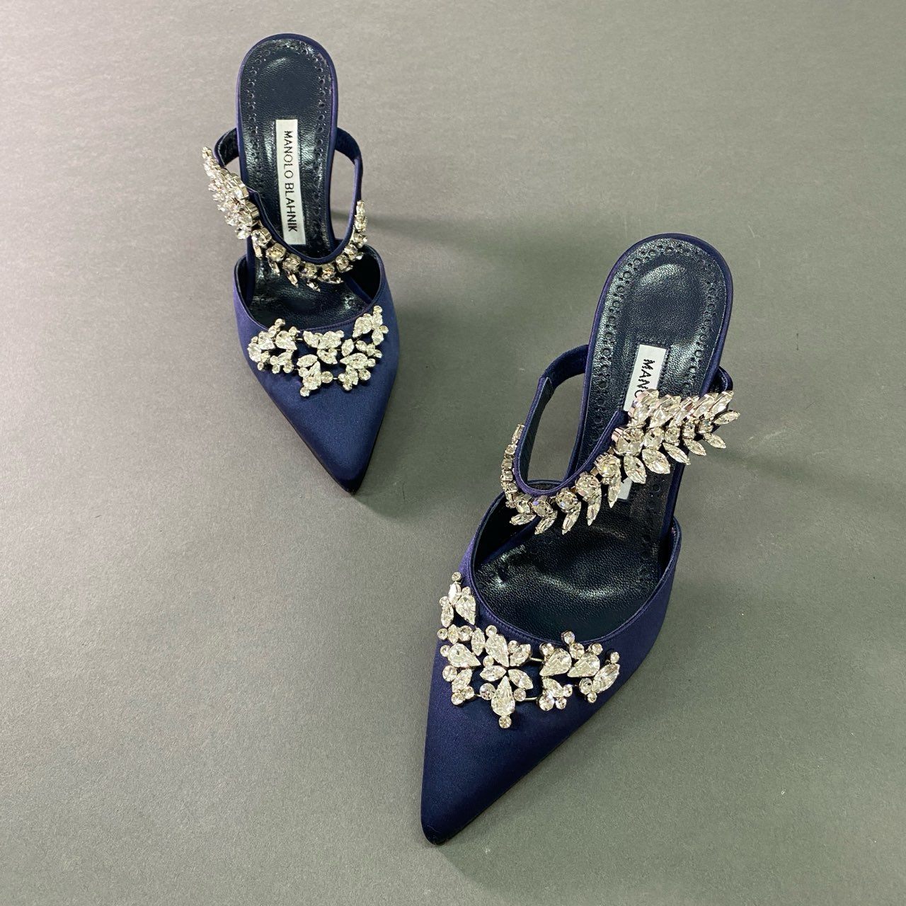 7a28 《極美品》 MANOLO BLAHNIK マノロブラニク クリスタル ヒールパンプス ミュール シューズ ビジュー ピンヒール イタリア製 37 ネイビー