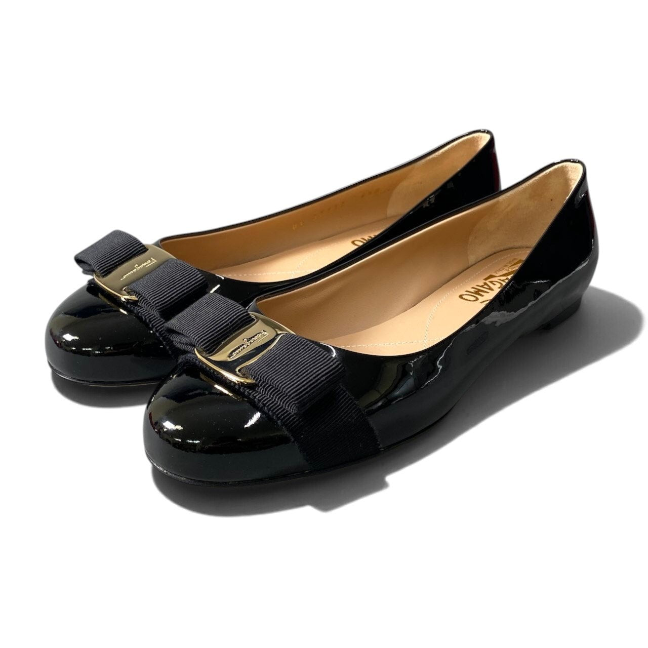 1i7 《極美品》 Salvatore Ferragamo サルヴァトーレフェラガモ ヴァラリボン パンプス フラットシューズ 6.5 ブラック パテントレザー レディースu02t