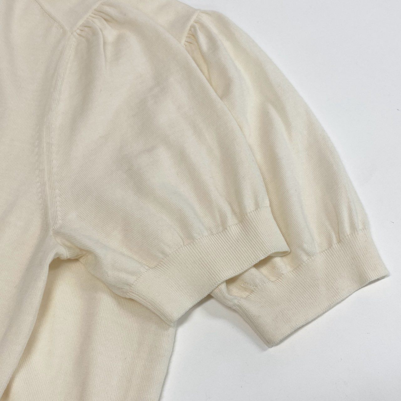 2j27 Cruciani クルチアーニ 半袖ニット ニットセーター クルーネック 薄手 ウール100％ 40サイズ アイボリー レディースu02t