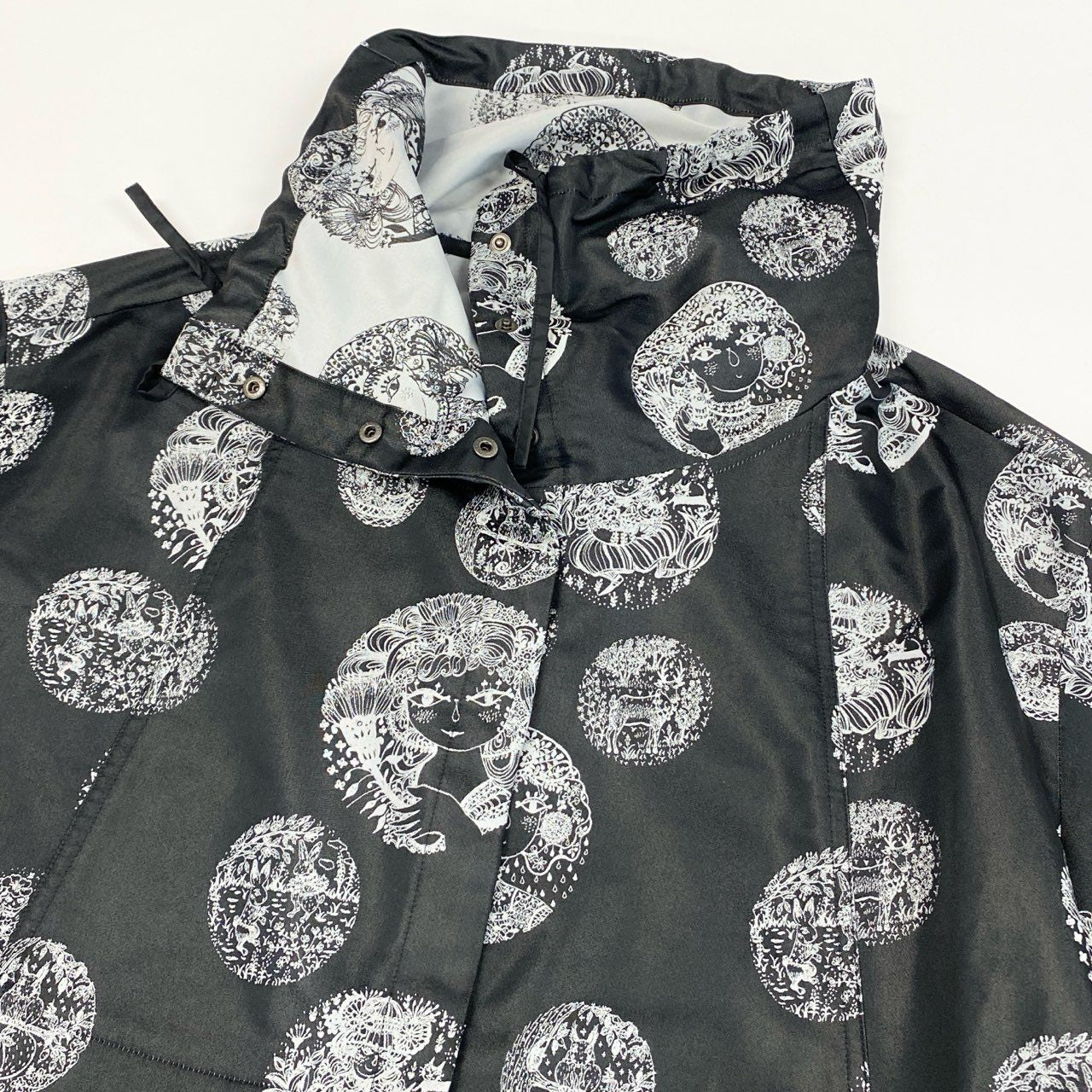 82k28《美品》 TOKUKO 1er VOL トクコプルミエヴォル 薄手コート スプリングコート ロング丈 総柄プリント 9号 ブラック系 ポリエステル レディースu02t