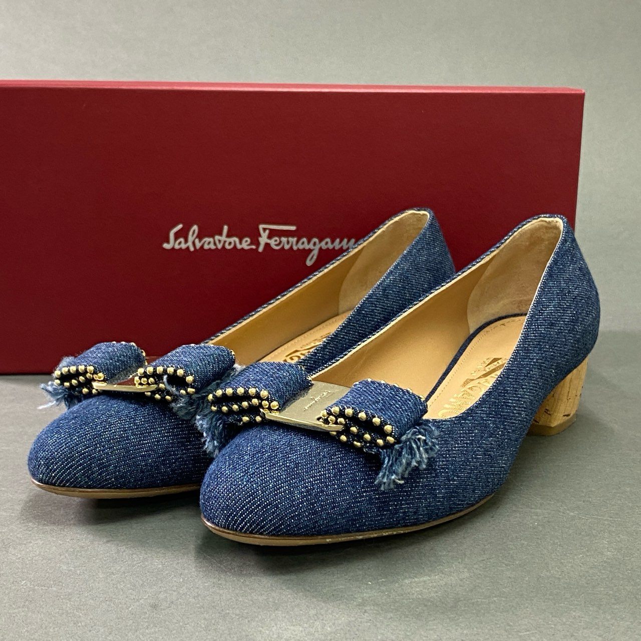 3b7 《美品》 Salvatore Ferragamo サルヴァトーレ フェラガモ VARA JEANS ヴァラジーンズ デニムパンプス 0710325 6D インディゴ シューズ イタリア製 箱付き