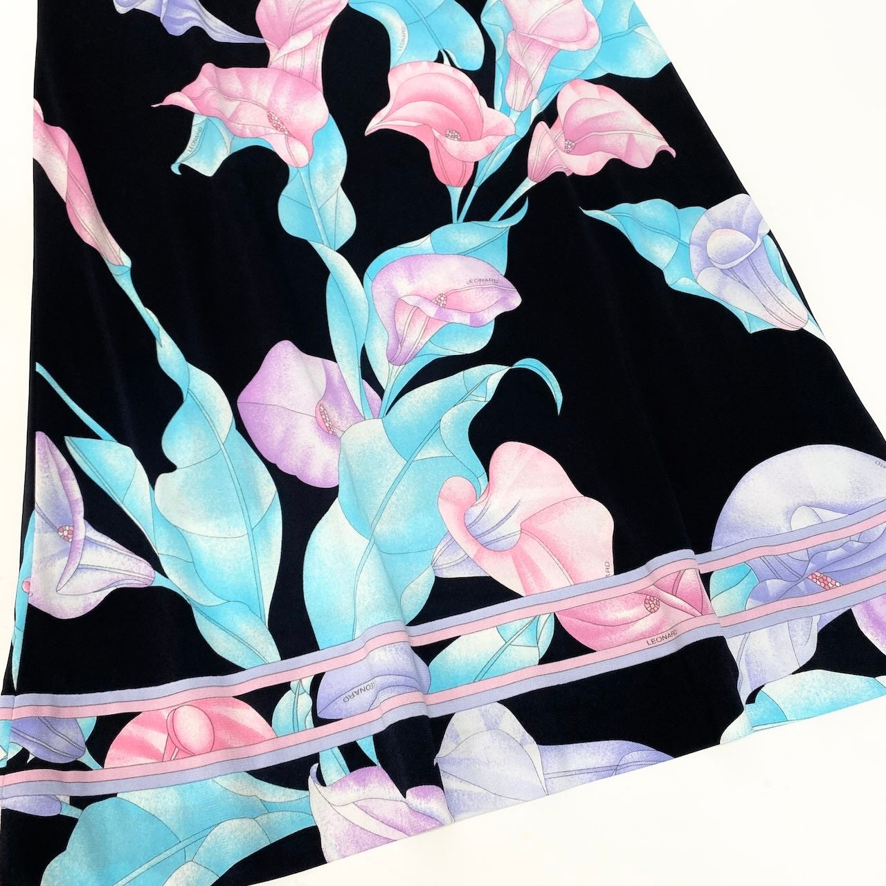 15e8 LEONARD FASHION レオナール 半袖 膝丈ワンピース 美しい花柄プリント カンカン素材  サイズ36 ネイビー レディース 女性用u02t