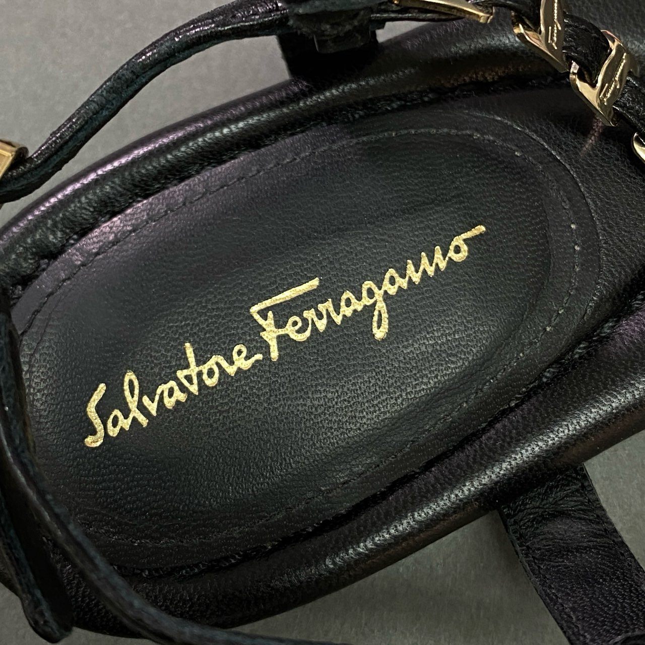 1j29 Salvatore Ferragamo サルヴァトーレフェラガモ TAHITI タヒチ フラット トングサンダル シューズ イタリア製 ロゴパーツ 6 ブラック レザー