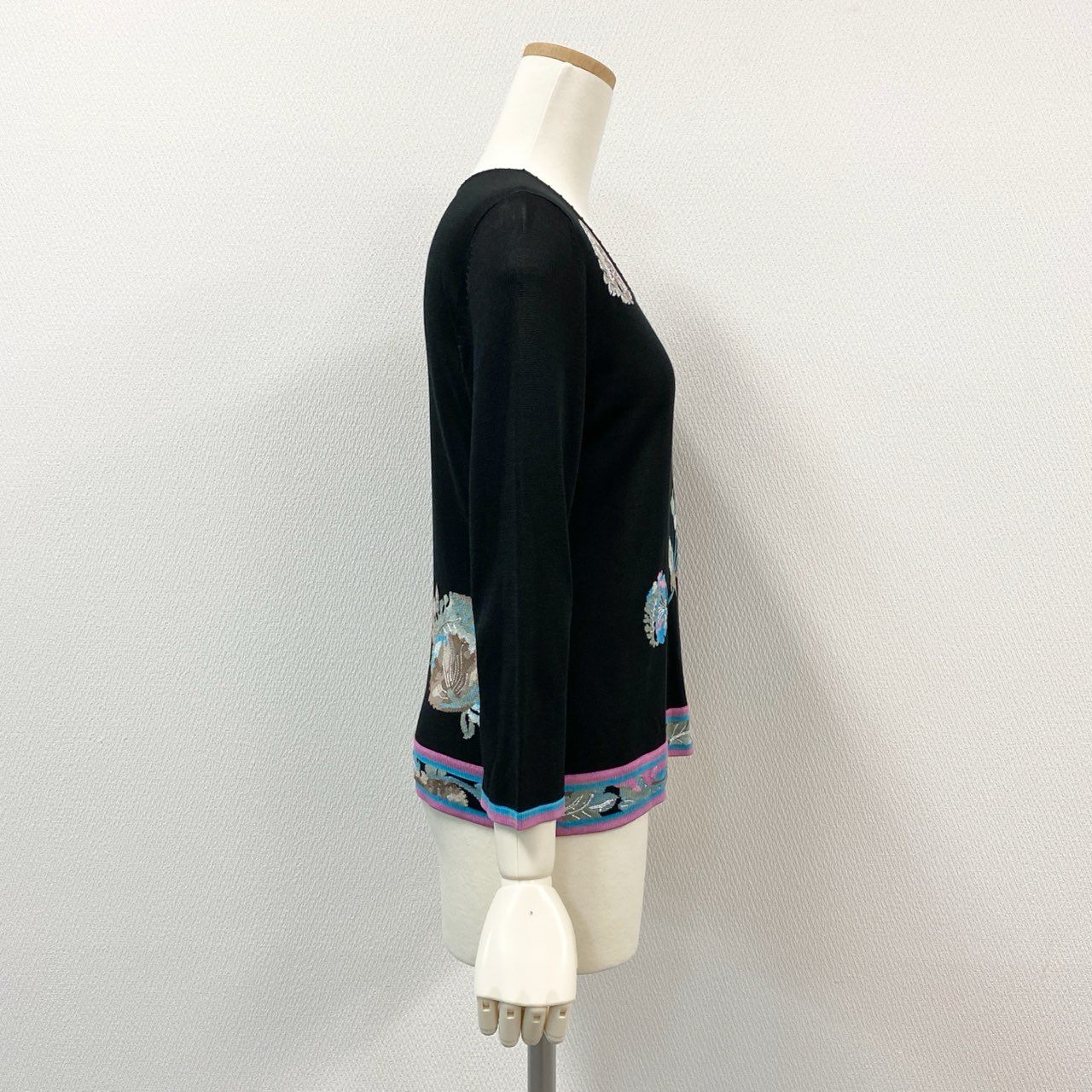 76i12 《美品》 LEONARD レオナール ハイゲージ ニット セーター トップス 花柄刺繍 ラインストーン 0387754 サイズ38 ブラック レディースu02t