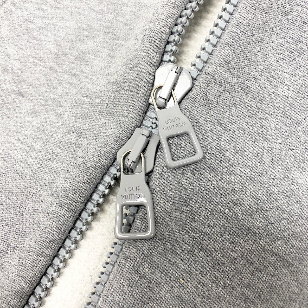 15Ⅼ1 【美品】LOUIS VUITON ルイヴィトン 3DLVグラフィティエンブロイダード ジップフーディー 22年 トップス RM222M UYR HNY24W XLサイズ グレー メンズo07t