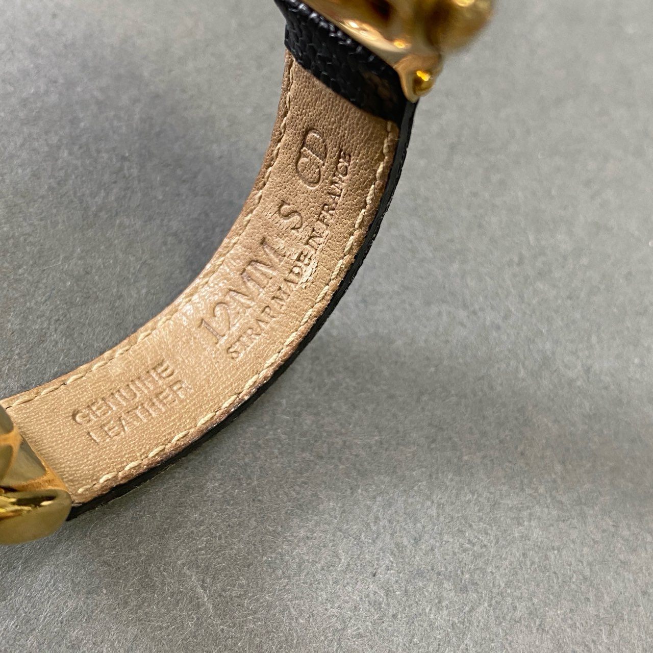 g29 GUCCI グッチ ターンフェイス バングルウォッチ クォーツ腕時計 回転式 リバーシブル アナログ ブラック ゴールド レザーベルト