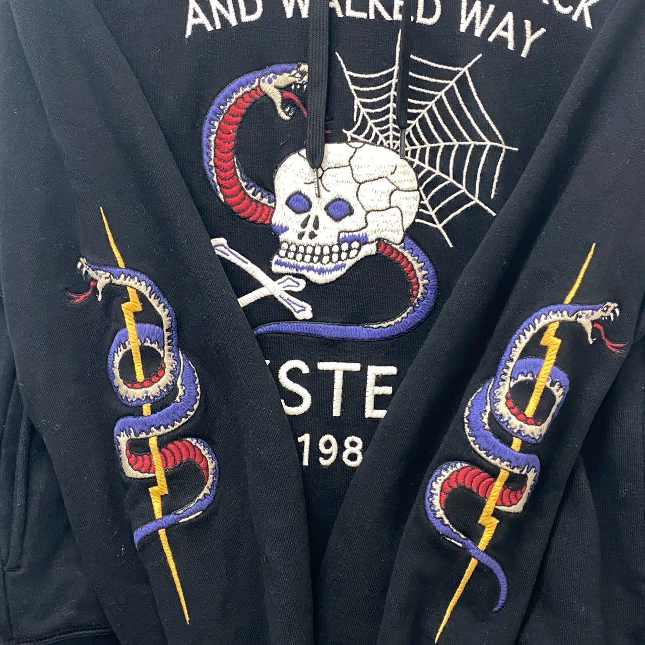 78b12 【美品】HYSTERIC GLAMOUR ヒステリックグラマー プルオーバーフーディー パーカー スカル 刺繍 トップス Mサイズ ブラック コットン100％ メンズu02t