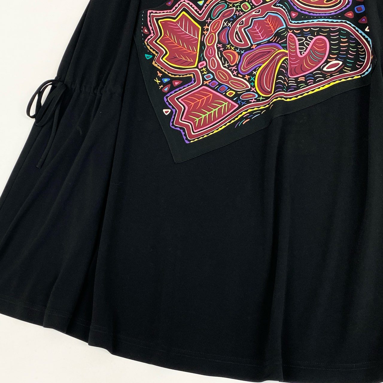 76k21《美品》 TOKUKO 1er VOL トクコプルミエヴォル 7分袖ワンピース サイドリボン マルチカラープリント ワンポイント刺繡 レディース 女性用 9 ブラックu02t