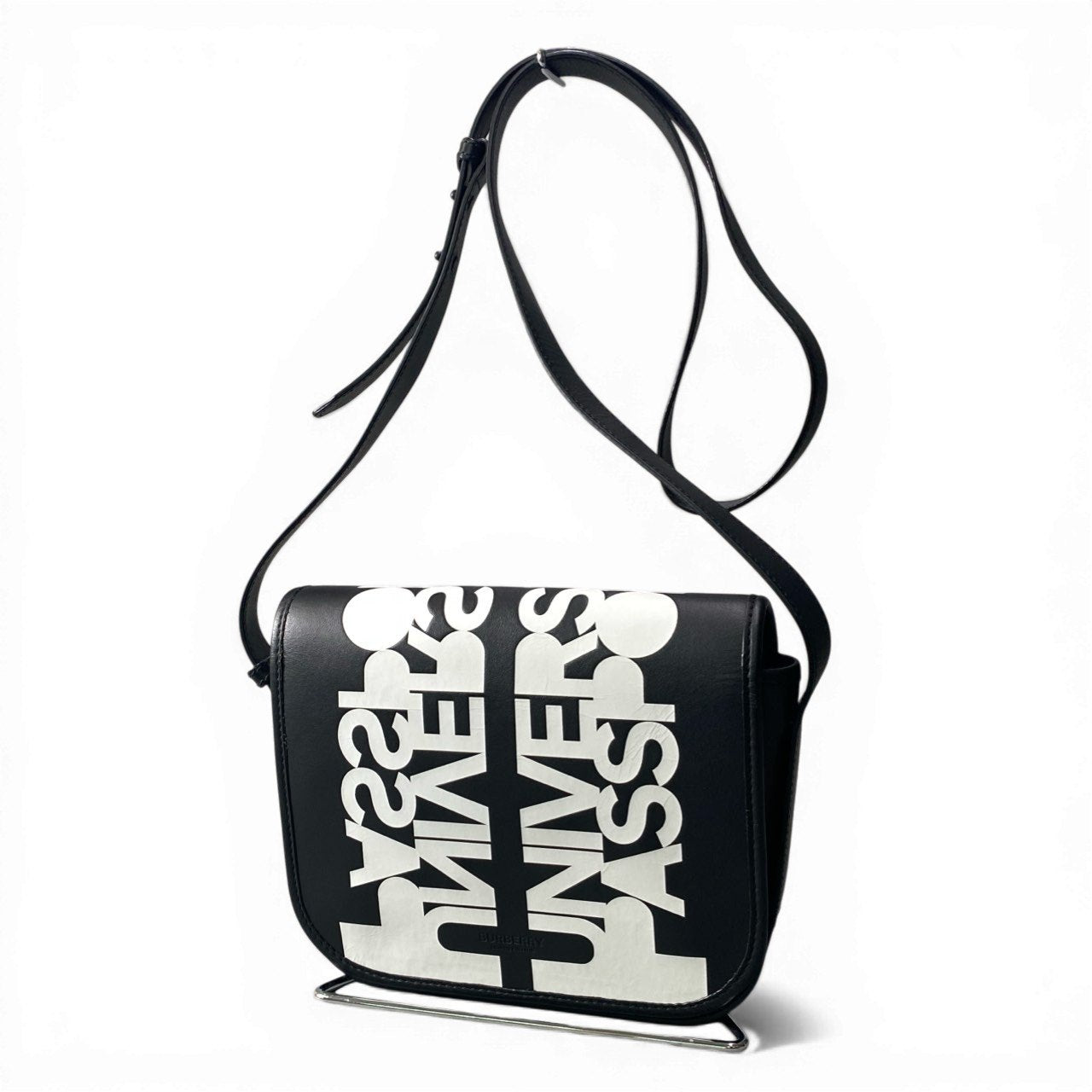 c23 BURBERRY バーバリー ユニバーサルパスポート レザーショルダーバッグ マグネット開閉  メンズ バッグk02i