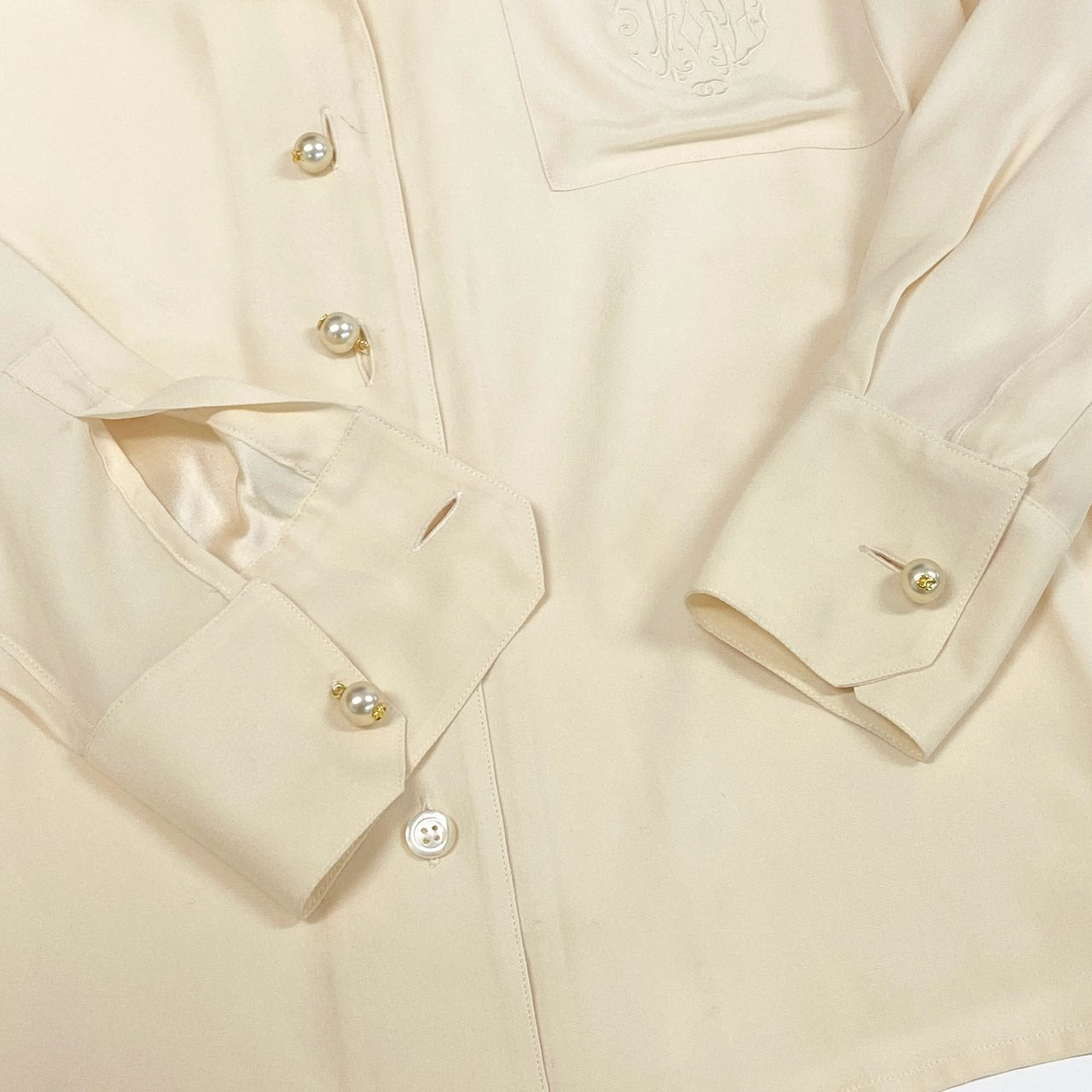 10a13 CHANEL シャネル ロングスリーブシャツ オープンカラー シルクブラウス  ココマーク パールボタン レディース 女性用 アイボリー シルク100％ Vintage shirt with pearl Coco mark buttonst18r