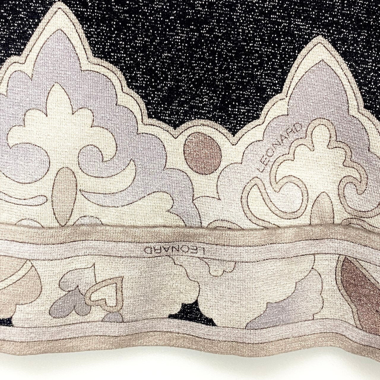 49f17 LEONARD FASHION レオナール ハイネック ロングスリーブカットソー 美しい花柄プリント ラメ糸 ストレッチ サイズM ブラック系 レディース 女性服u02t