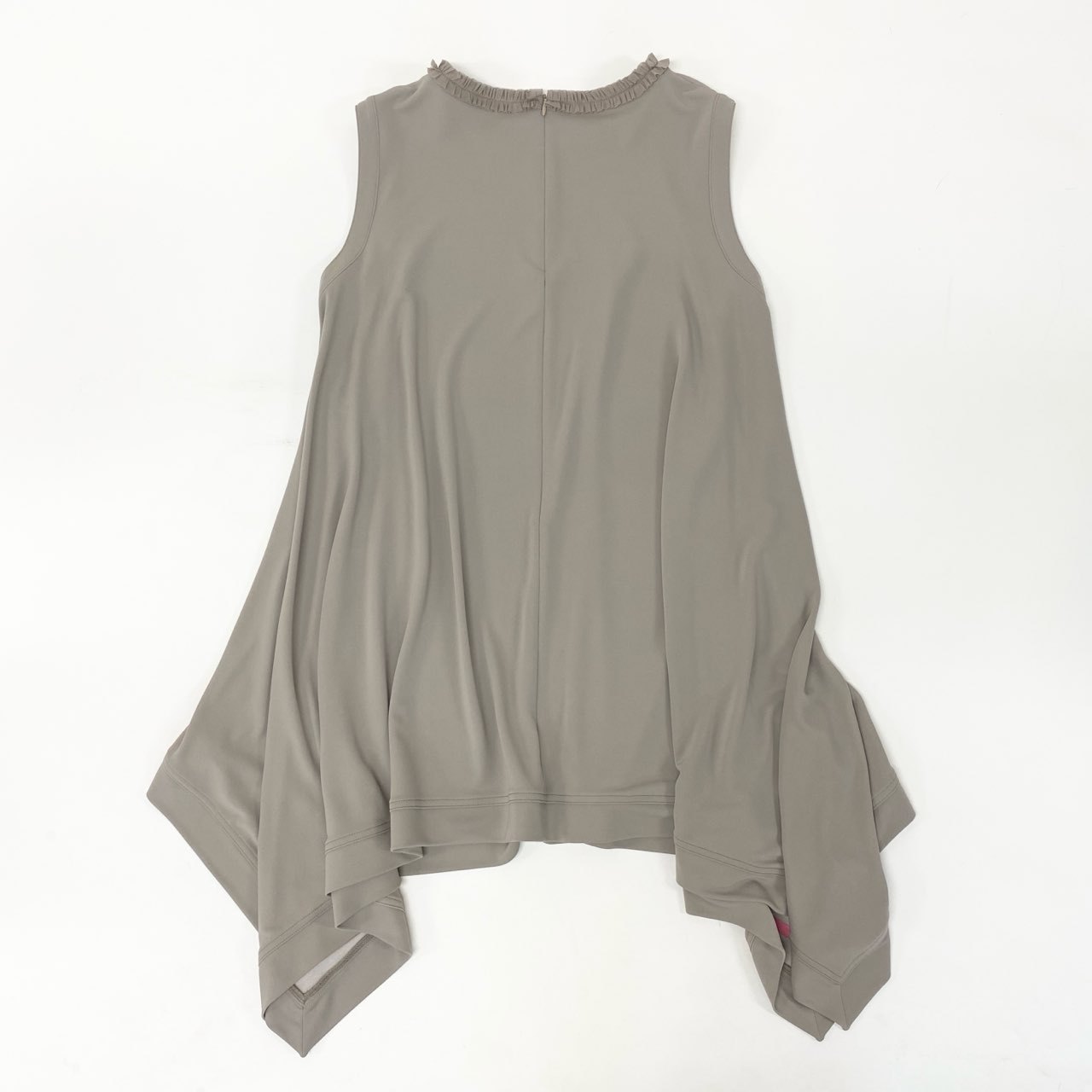 26k27 TOKUKO1er VOL トクコプルミエヴォル ノースリーブワンピース フレアワンピース 襟フリル アルファベットプリント レディース 女性用 9 ベージュ系u02t