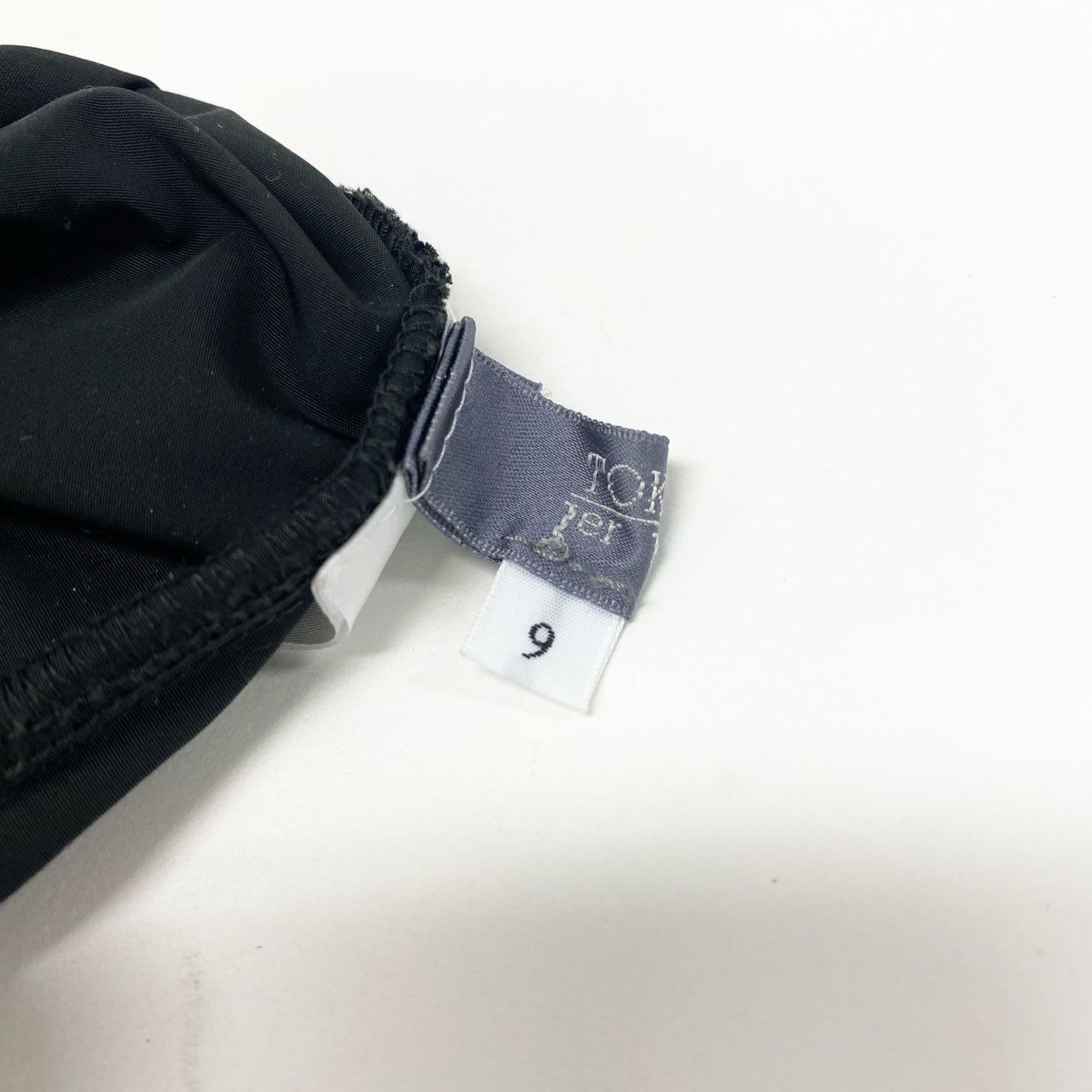 28k29 TOKUKO 1er VOL トクコプルミエヴォル フレンチスリーブ ニットワンピース プリーツ切替 身幅ゆったり○ フロント刺繡 レディース 女性用 ９ ブラックu02t