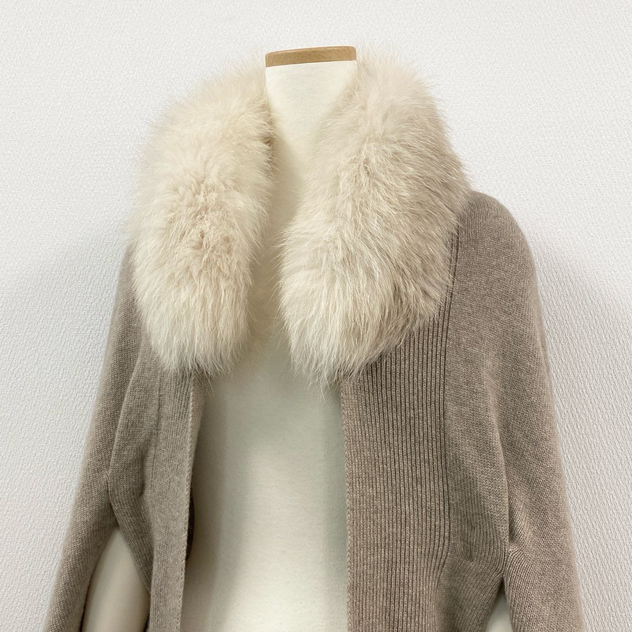 5L17【美品】FOXEY フォクシー ニットセーター フーディー ポンチョ ファー ロゴプレート トップス アウター ベージュ レディースk02i