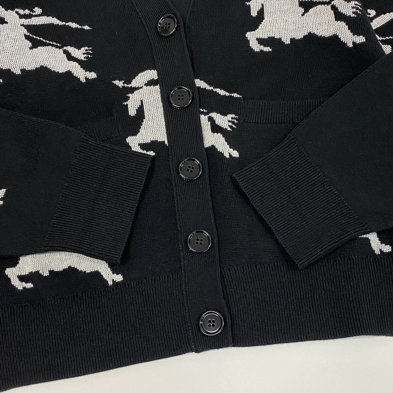 20a14 BURBERRY LONDON ENGLAND バーバリー ニットカーディガン 総柄 馬ロゴ エクエストリアンナイト コットン混 レディース 女性用 XS ブラック ホワイトo07t
