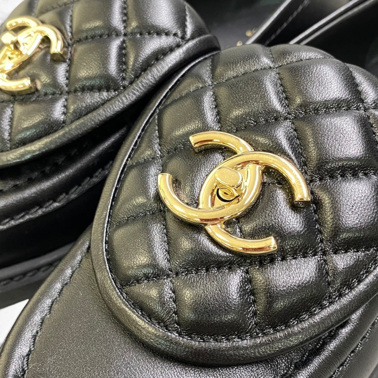 i1 【極美品】 CHANEL シャネル ターンロック ココマーク マトラッセ ローファー G36646 サイズ36 1/2 ブラック レザー レディースk02i