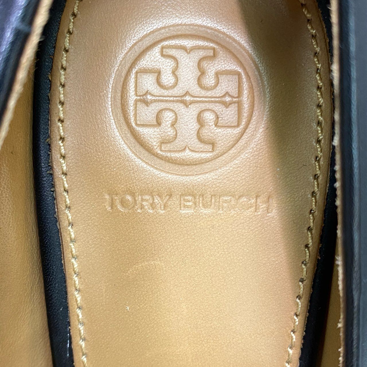 2k9 《美品》 TORY BURCH トリーバーチ Benton レザーパンプス 5.5（約22.5cm） ブラック leather ゴールドロゴ シューズ チャンキーヒール