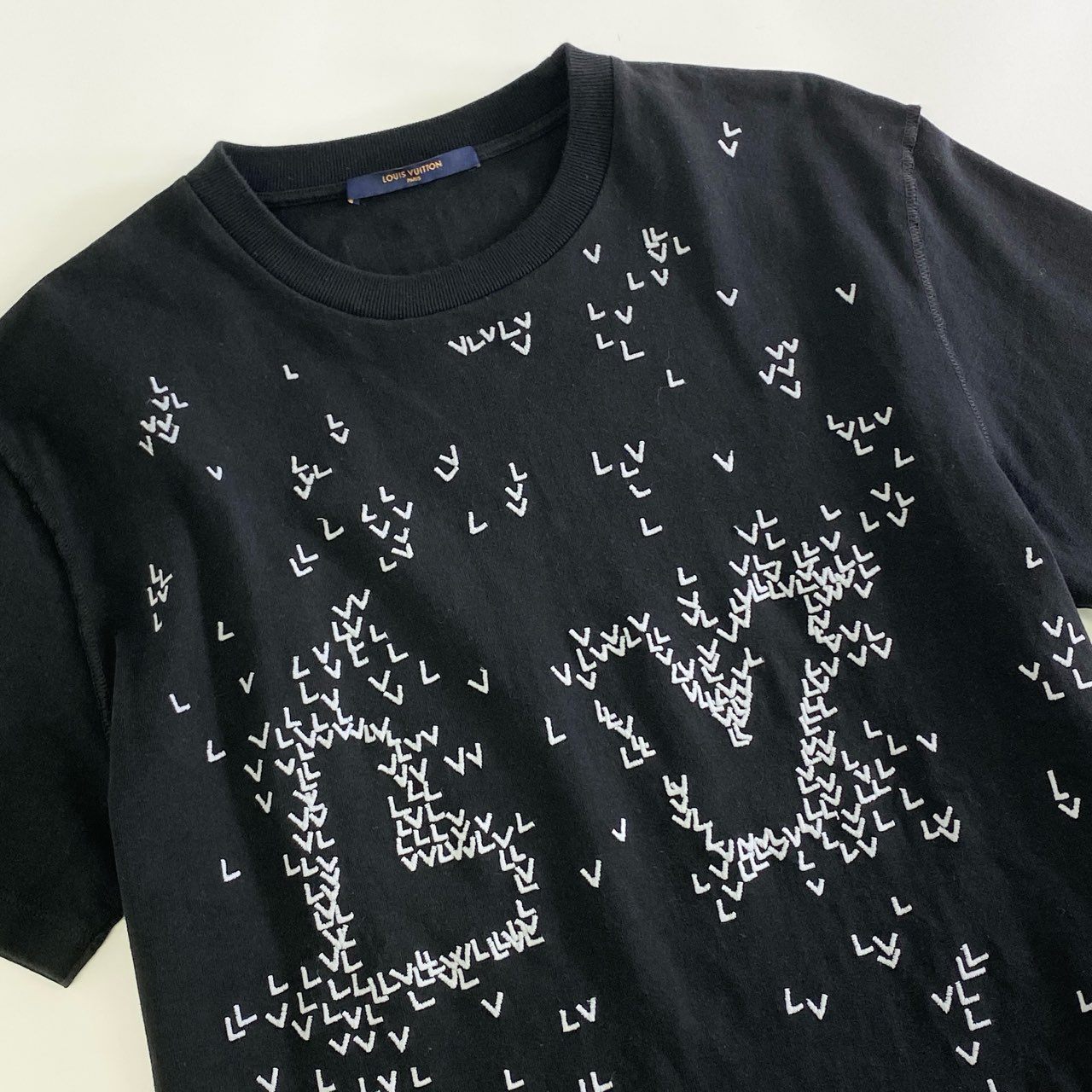 86k12 LOUIS VUITTON ルイヴィトン LVスプレッドエンブロイダリーTシャツ サイズM ブラック メンズ 男性用 2022AW