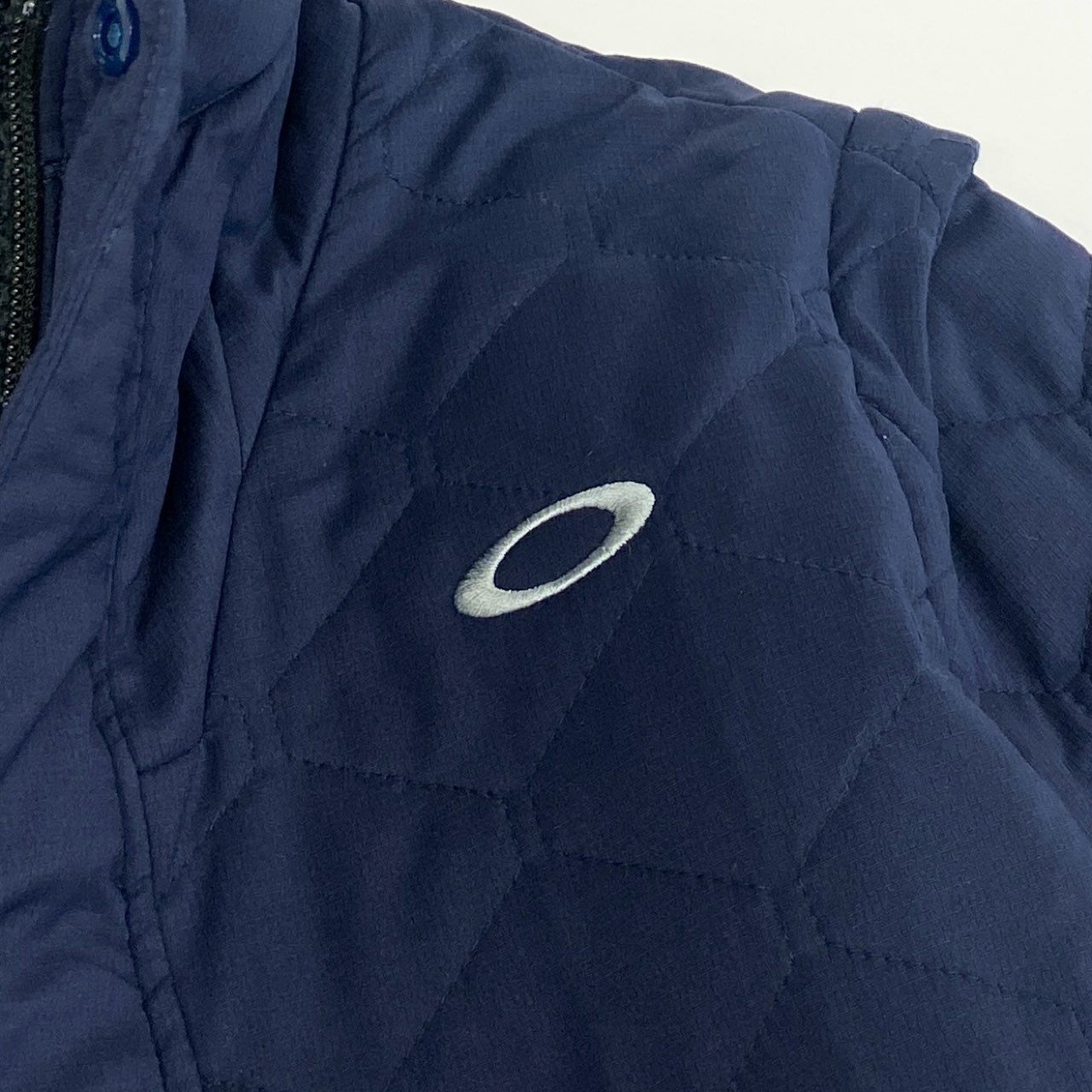 58i10-2《未使用品》タグ付 OAKLEY オークリー UNEVEN PUFF JACKET 3.0 中綿2wayジャケット ベスト ゴルフウェア アウター ロゴ刺繍 大きいサイズ FOA402870 2XL ネイビー メンズk02i
