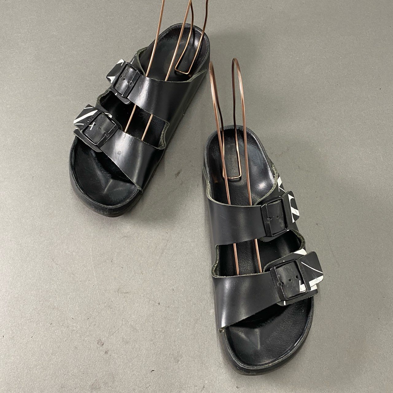 6f20 VALENTINO ヴァレンティノ × BIRKENSTOCK ビルケンシュトック コラボ Arizona アリゾナ VLTN コンフォートサンダル 26.5cm ブラック レザー シューズ