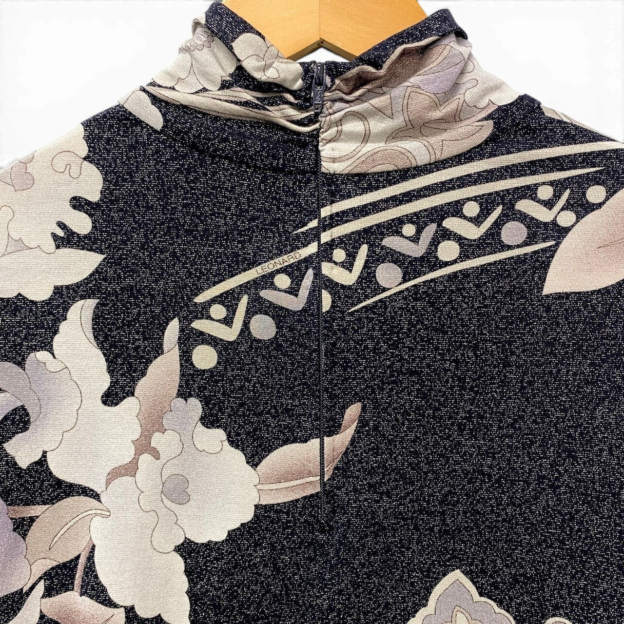 49f17 LEONARD FASHION レオナール ハイネック ロングスリーブカットソー 美しい花柄プリント ラメ糸 ストレッチ サイズM ブラック系 レディース 女性服u02t