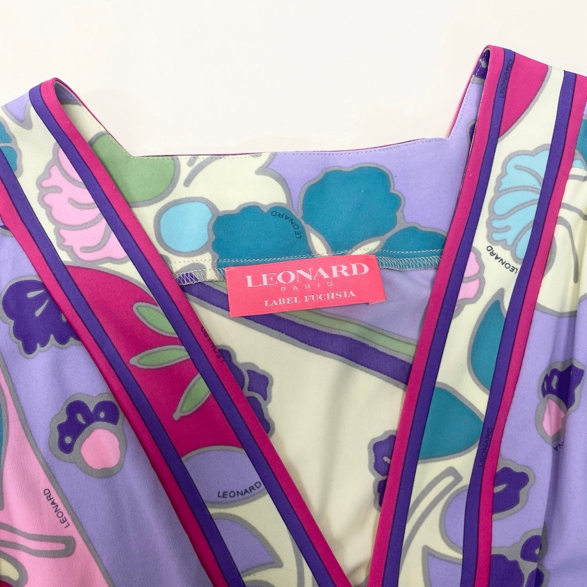 26g18 LEONARD PARIS レオナール LABEL FUCHSTIA Vネック 総柄ワンピース イタリア製 サイズ44 マルチカラー レディースu02t