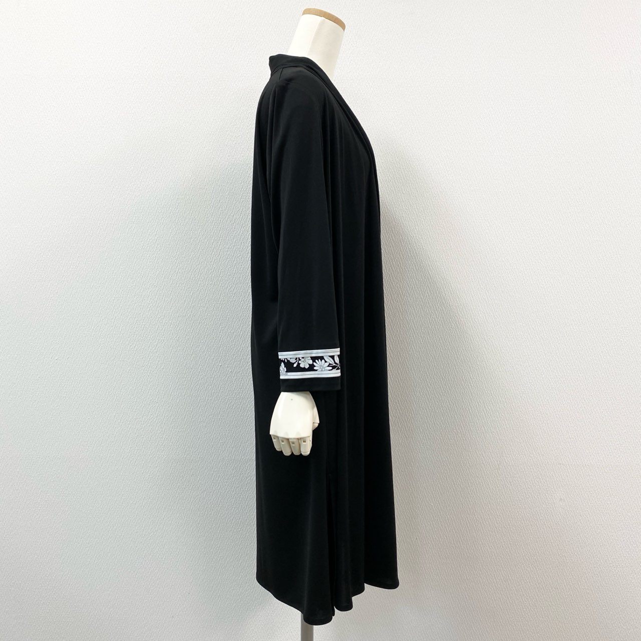 32i9 LEONARD レオナール 長袖カーディガン ストレッチ◎ ロング丈 ラインストーン 花柄 レディース 女性用 0191260 42 ブラックu02t