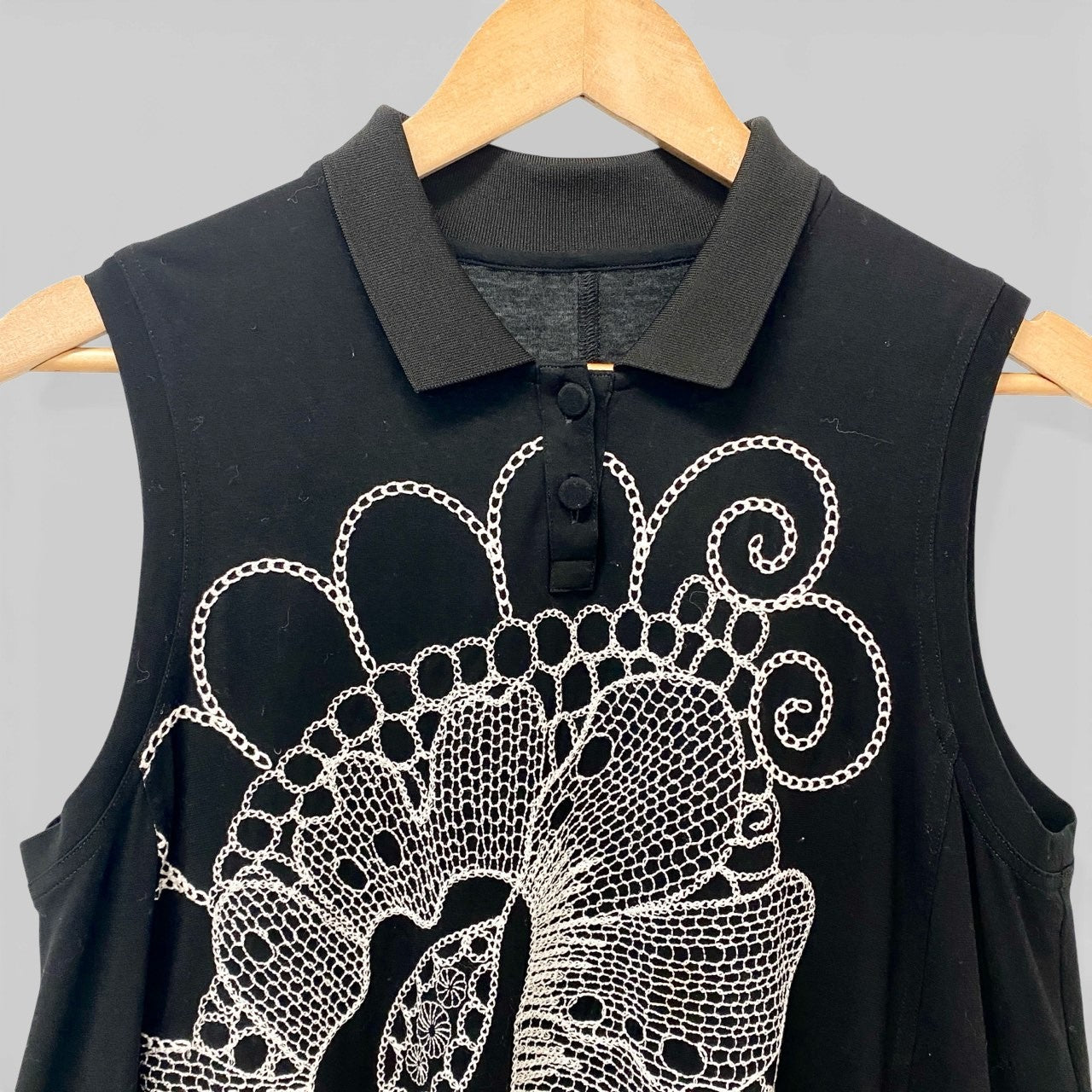 24b13 TOKUKO 1er VOL トクコプルミエヴォル ノースリーブシャツワンピース フラワーモチーフ刺繍 サイドリボン ストレッチ○ レディース 女性用 サイズ9 ブラックu02t